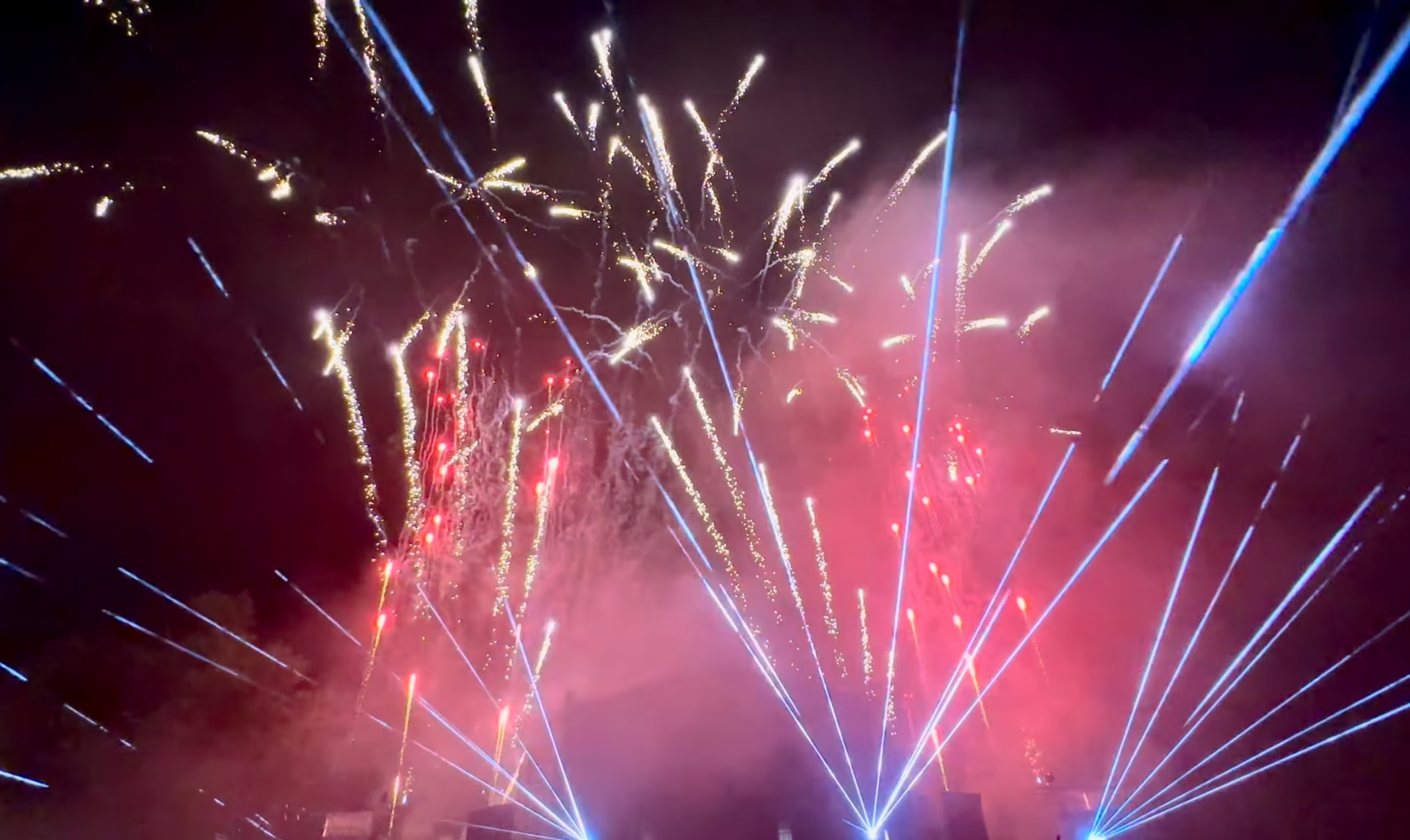 Feuerwerk und blaue Laserstrahlen bei einer Open-Air-Show