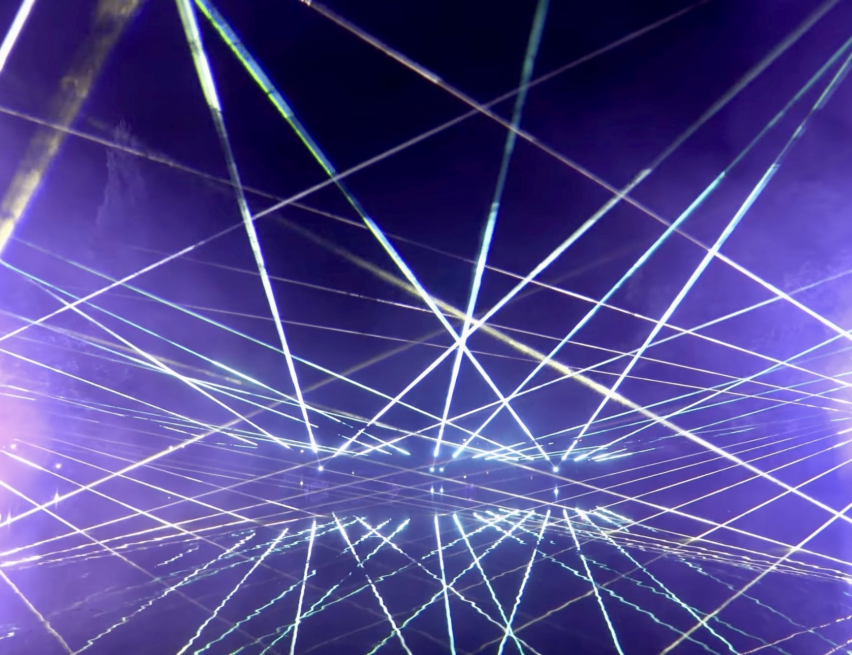 Dichtes Laser-Strahlennetz über der Tanzfläche