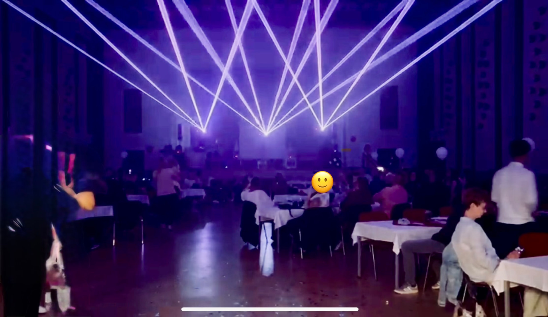 Hochzeitsfeier mit violetten Laserstrahlen über der Tanzfläche